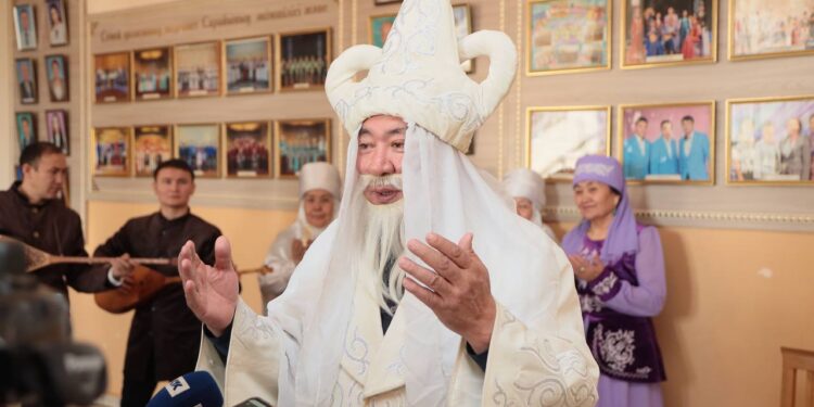 Персонаж казахской мифологии поздравил избирателей в области Абай