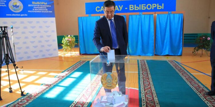 Абай облысының әкімі Нұрлан Ұранхаев Парламент Мәжілісі мен барлық деңгейдегі мәслихат депутаттарының сайлауында дауыс берді