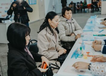Семейде сайлауға дауыс беру тұрақты жүріп жатыр. Қарапайым тұрғындардан бастап, елімізге белгілі тұлғалар әулеттерімен келіп өз дауыстарын беріп, таңдауларын жасауда