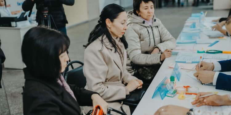 Семейде сайлауға дауыс беру тұрақты жүріп жатыр. Қарапайым тұрғындардан бастап, елімізге белгілі тұлғалар әулеттерімен келіп өз дауыстарын беріп, таңдауларын жасауда