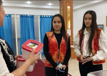 Девочки-двойняшки вместе пришли на выборы