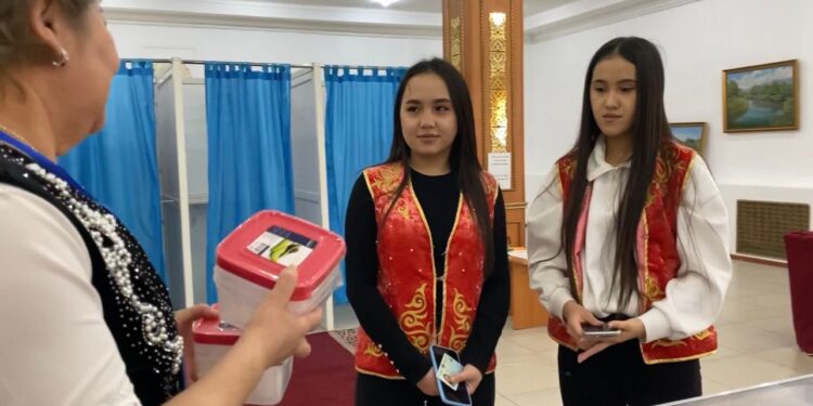 Девочки-двойняшки вместе пришли на выборы