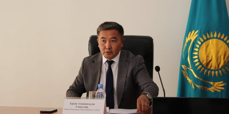 Мемлекеттік қызметкерлермен кездесті