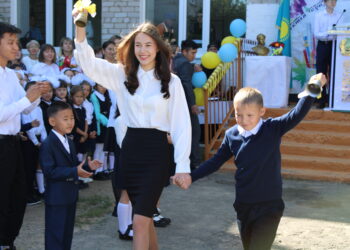 За парты сели 476 учеников