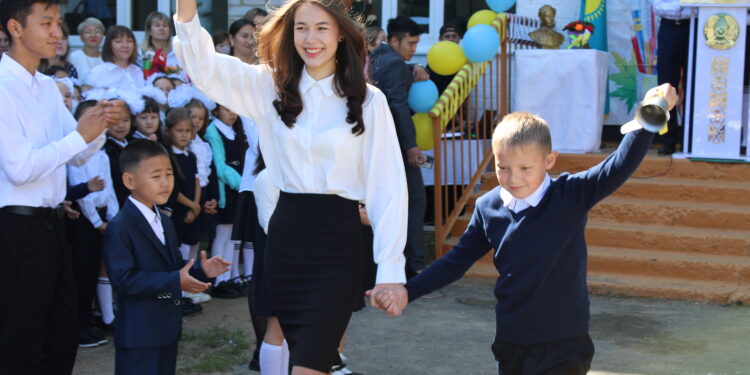 За парты сели 476 учеников