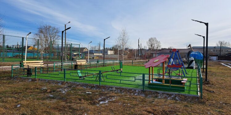 Строительство детской площадки  приближается к завершению