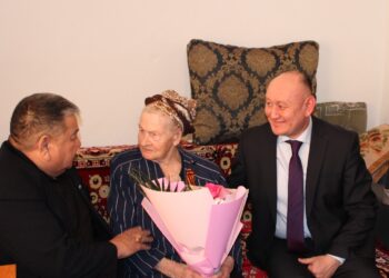 Глава района навестил женщин в канун 8 марта