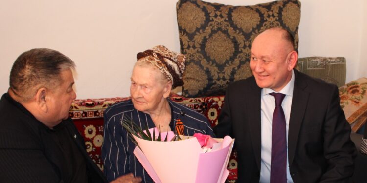 Глава района навестил женщин в канун 8 марта