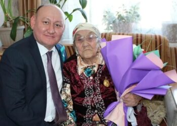 Тылда тынбай  еңбек етті