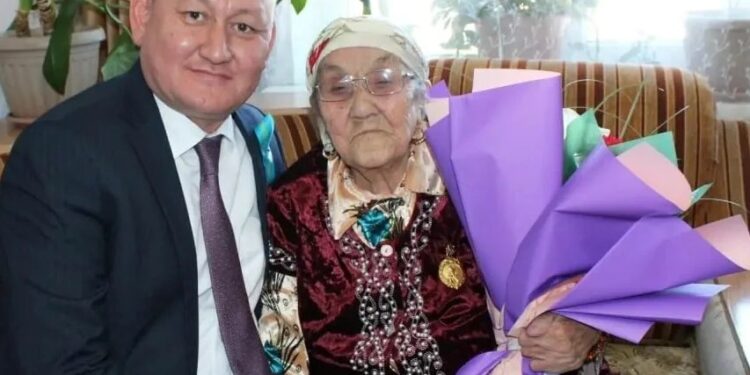 Тылда тынбай еңбек етті