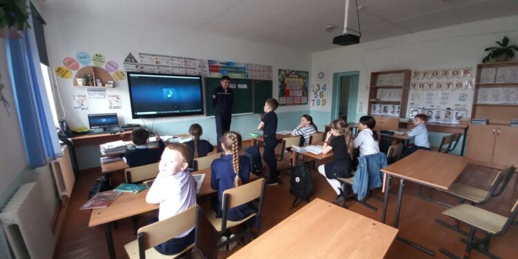 Сотрудники ОЧС Бородулихинского района провели интерактивные занятия в образовательных учреждениях