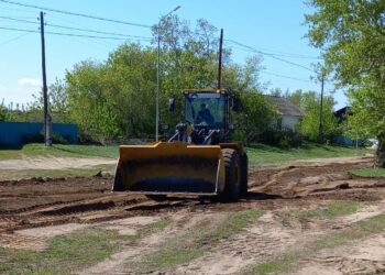 Предприниматель восстанавливает дороги после паводков