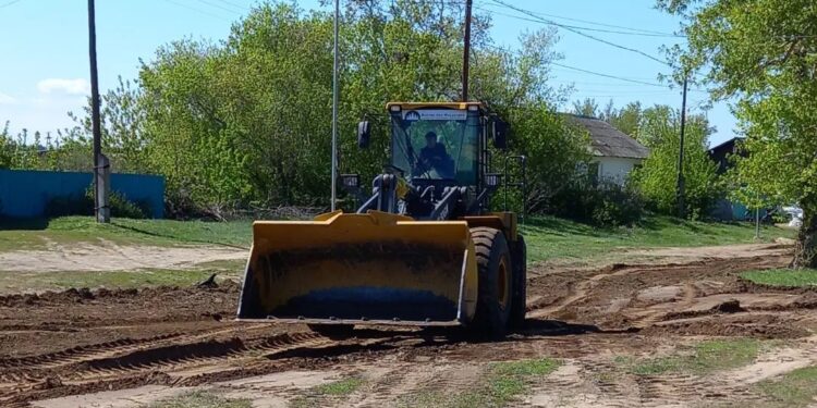 Предприниматель восстанавливает дороги после паводков
