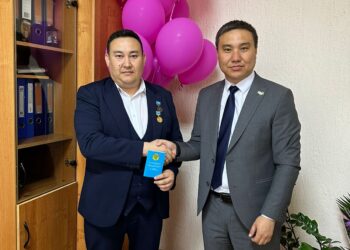 Удостоены нагрудного знака