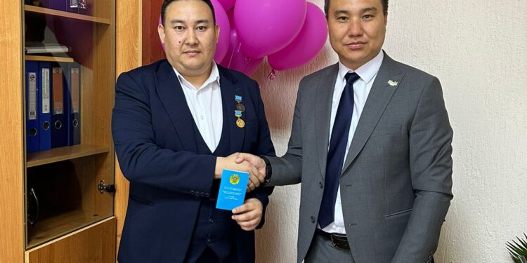 Удостоены нагрудного знака