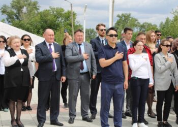 Торжественно  исполнили гимн