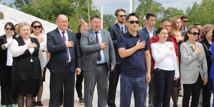 Торжественно исполнили гимн