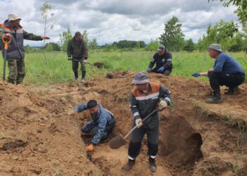 Учителя Бородулихинского района на поисках останков воинов ВОВ в Беларуси