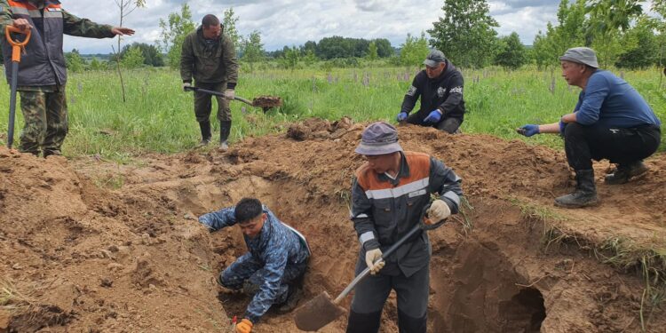 Учителя Бородулихинского района на поисках останков воинов ВОВ в Беларуси
