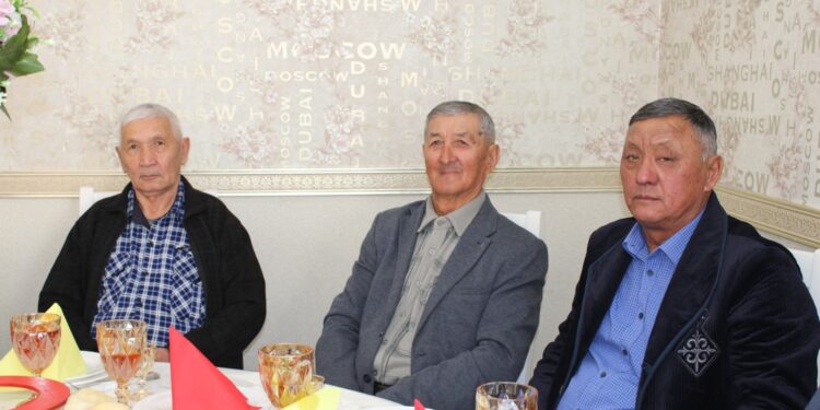 Аким района поздравил старшее поколение с Днем пожилого человека