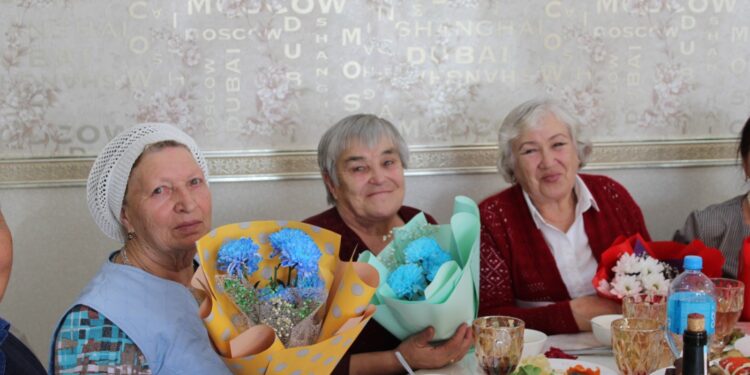 Қарты бар елдің қазынасы бар