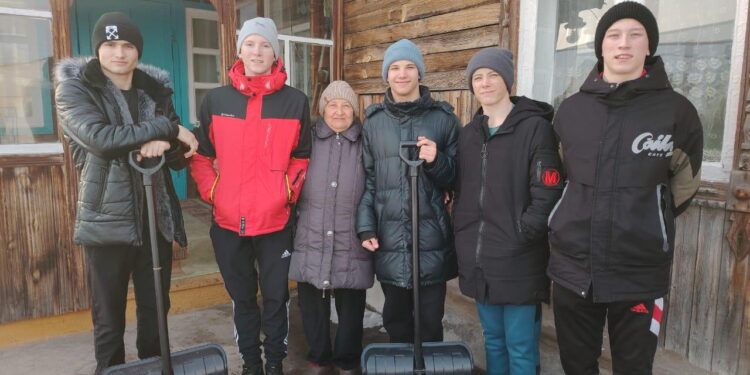 Оказали практическую помощь пожилым людям