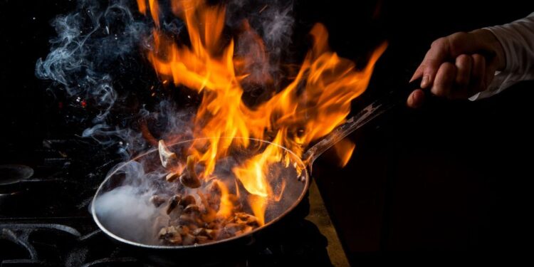Как избежать пожара  при приготовлении пищи  на открытом огне