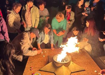 Вечер памяти, озарённый свечами
