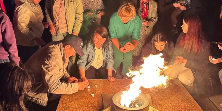 Вечер памяти, озарённый свечами