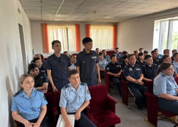 Вручили первые удостоверения молодым сотрудникам