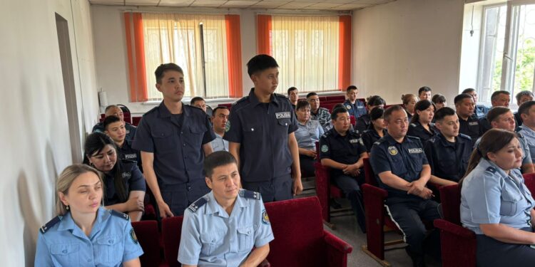 Вручили первые удостоверения молодым сотрудникам