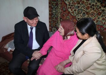 С теплом и благодарностью –  к старшему поколению