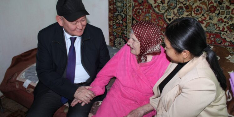 С теплом и благодарностью –  к старшему поколению