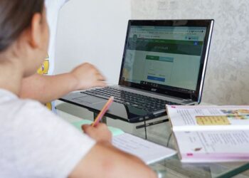 МЕКТЕПТЕР УАҚЫТША ҚАШЫҚТЫҚТАН  ОҚУҒА КӨШТІ