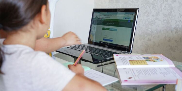 МЕКТЕПТЕР УАҚЫТША ҚАШЫҚТЫҚТАН  ОҚУҒА КӨШТІ